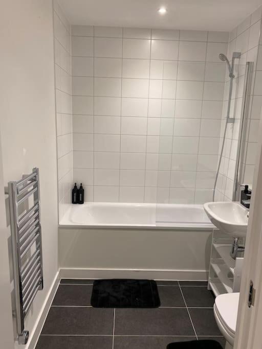 Modern Trafford 1Br Apartment-Free Parking-Cinema Room Mánchester Exterior foto